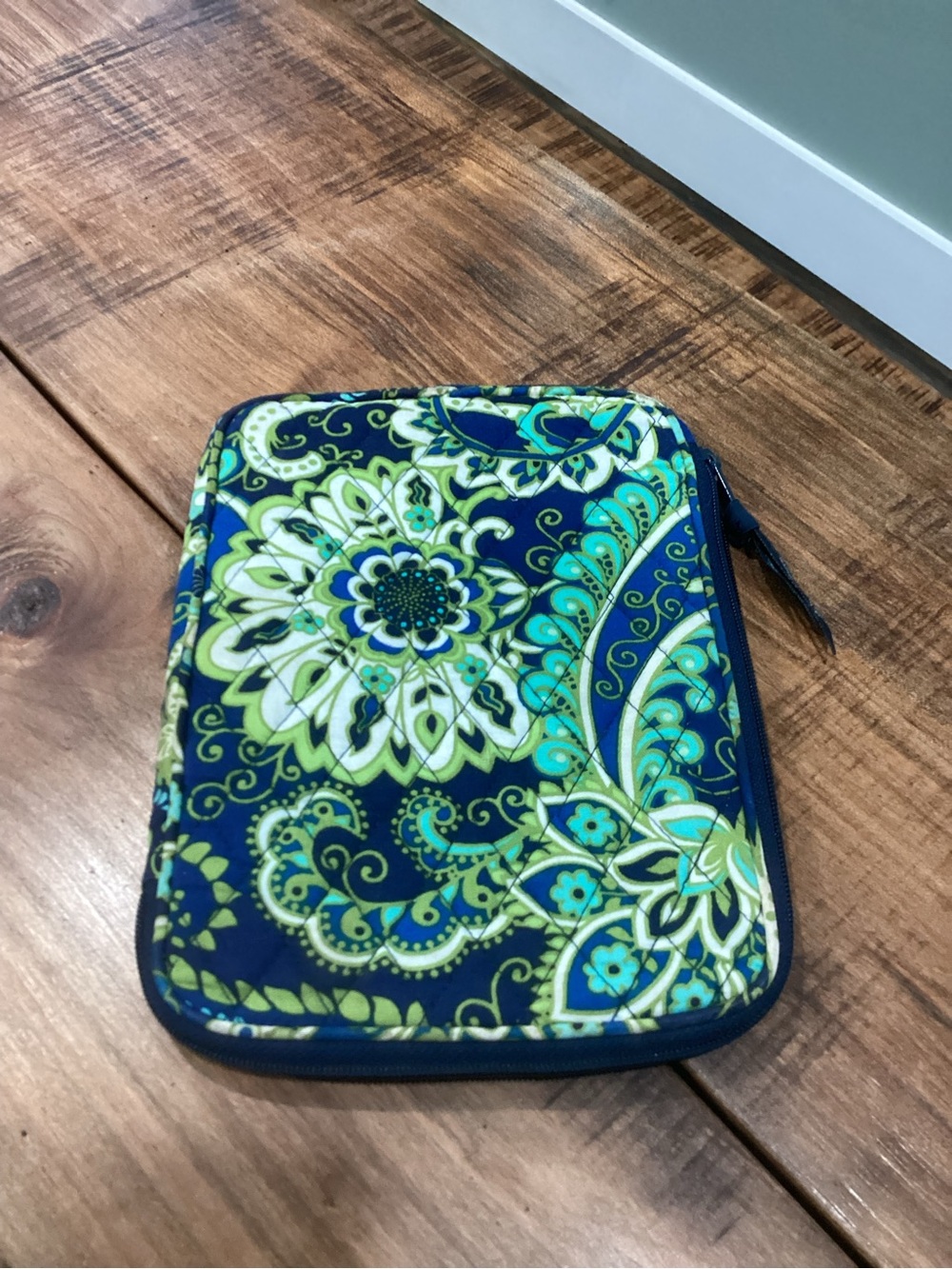 Vera Bradley Table / e-reader Tech Zip-around Sleeve Case